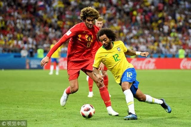 维尼修斯庆祝当选年度最佳球员 把World拼成word